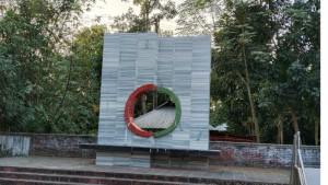 শ্রদ্ধা জানানো হয় এক দিন, অযত্নে পড়ে থাকে সারা বছর