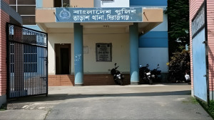 সিরাজগঞ্জে সড়কে গাছ ফেলে ডাকাতি