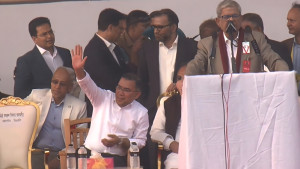 বিশেষ চেয়ার সরিয়ে সাধারণ চেয়ারে বসেন তারেক রহমান