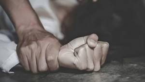 মাদ্রাসাছাত্রীকে ধর্ষণ করলেন শিক্ষক, ভিডিও করলেন শিক্ষিকা