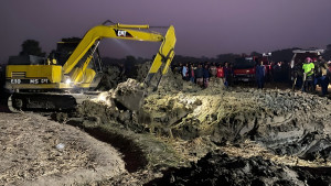 গর্তটির গভীরতা ১৫০-২০০ ফুট, ফায়ার সার্ভিস পৌঁছেছে ৩০ ফুটে