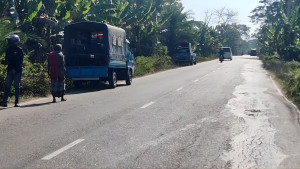 মহাসড়কের পাশে পড়ে ছিল অটোরিকশাচালকের লাশ