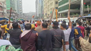 কারওয়ান বাজারে চাঁদাবাজবিরোধী মানববন্ধনে হামলা