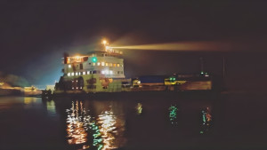 ঘন কুয়াশায় বন্ধ ২ নৌরুট, মাঝ নদীতে আটকা ৩ ফেরি