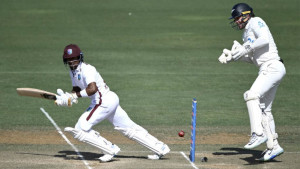 নিউজিল্যান্ডের রান পাহাড়ের বিপরীতে লড়ছে ক্যারিবিয়ানরা