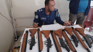 নোয়াখালীর কবরে বস্তাবন্দি বন্দুক-পাইপগান