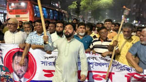 রাজপথে আগুন! তারেক রহমানকে কটূক্তির প্রতিবাদে মশাল মিছিল