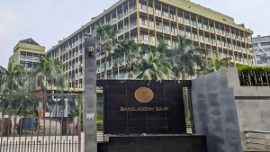 সমালোচনার ঝড়েই সিদ্ধান্ত বদল, বাংলাদেশ ব্যাংক তুলে নিল পোশাক নির্দেশনা