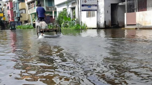 নোয়াখালীতে ধীরে নামছে পানি, পানিবন্দি প্রায় ২ লাখ মানুষ