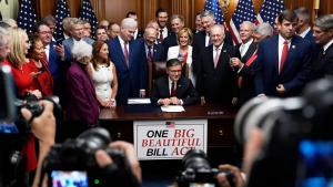 ট্রাম্প সই করলেন ‘বিগ বিউটিফুল বিল’ বিরোধীদের চোখে ধুলা!