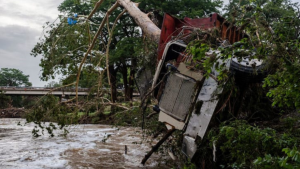 টেক্সাসে পানিতে ভেসে গেল ১০০ প্রাণ! মৃতের সংখ্যা বাড়ছেই