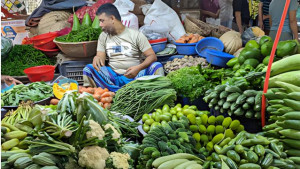 টানা বৃষ্টিতে সবজির হাহাকার, হাঁপাচ্ছেন সাধারণ মানুষ