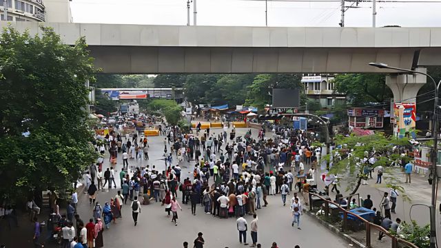 ‘জুলাই সনদ’ দাবিতে শাহবাগে সড়ক অবরোধ, তীব্র যানজট