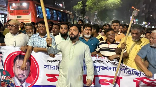 রাজপথে আগুন! তারেক রহমানকে কটূক্তির প্রতিবাদে মশাল মিছিল