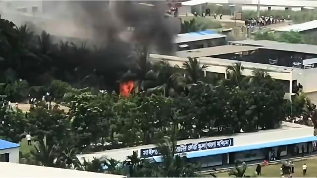 ক্লাস শেষ হওয়ার কিছুক্ষণের মধ্যেই মাইলস্টোন স্কুলের ভবনে বিধ্বস্ত হয় বিমানটি