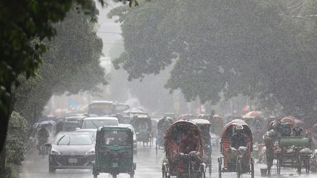 আষাঢ়ে বৃষ্টিতে ভিজল নগরী