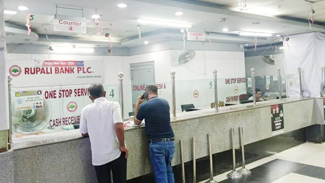 ছুটির কারণে আজ দেশের সব ব্যাংকে লেনদেন বন্ধ