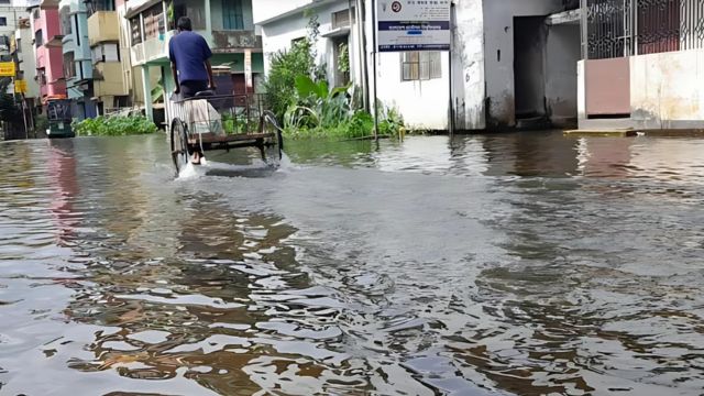 নোয়াখালীতে ধীরে নামছে পানি, পানিবন্দি প্রায় ২ লাখ মানুষ