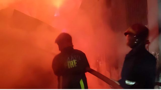 টিকাটুলিতে রাসায়নিক গুদামে আগুন, নিয়ন্ত্রণে এসেছে দুই ঘণ্টায়