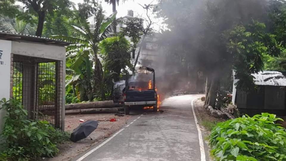 গোপালগঞ্জে উত্তপ্ত পরিস্থিতি, এনসিপির পদযাত্রায় পুলিশের গাড়িতে আগুন!