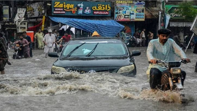 পাকিস্তানে বর্ষার শুরুতেই প্রাণহানি ১৮০! আরও বৃষ্টিতে সতর্কবার্তা