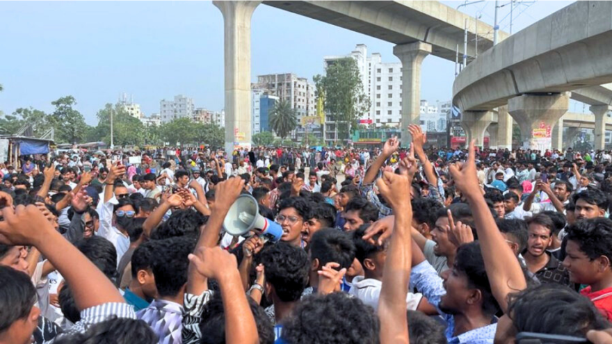 ক্ষোভে ফুঁসছে জনতা: নিহতদের নাম প্রকাশে দেরি কেন?