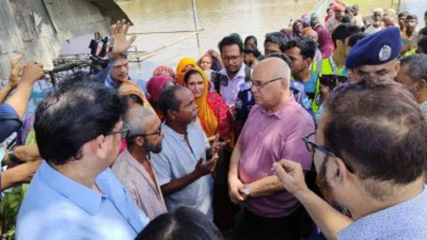 ফেনীর তিন নদীর বন্যা ঠেকাতে বাঁধ নির্মাণে শীর্ষ অগ্রাধিকার চাই: সরকারের উপদেষ্টা