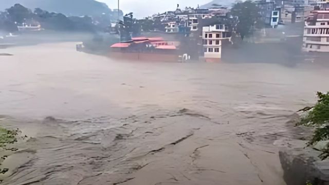 ভারী বর্ষণে ভূমিধস ও বন্যার সতর্কতা জারি