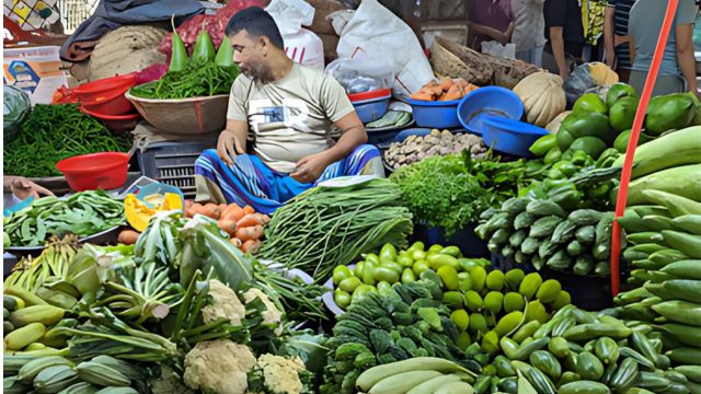 টানা বৃষ্টিতে সবজির হাহাকার, হাঁপাচ্ছেন সাধারণ মানুষ