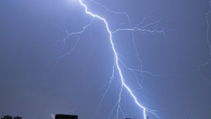 বৃষ্টির ছোঁয়ায় স্বস্তি, তবে বজ্রঝড়ের সতর্কতা জারি