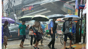 ঢাকায় বৃষ্টি, গরম কমার আশায় নগরবাসী