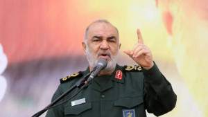গুজব উড়িয়ে জনতার সামনে হাজির ইরানের শীর্ষ কমান্ডার