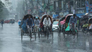 বৃষ্টির ছোঁয়ায় জেগে উঠল ঢাকা, তাপমাত্রা কমবে কি?