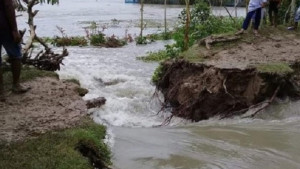 "বাঁধ ভেঙেছে-বন্যার নতুন আবীর্ভাব!"