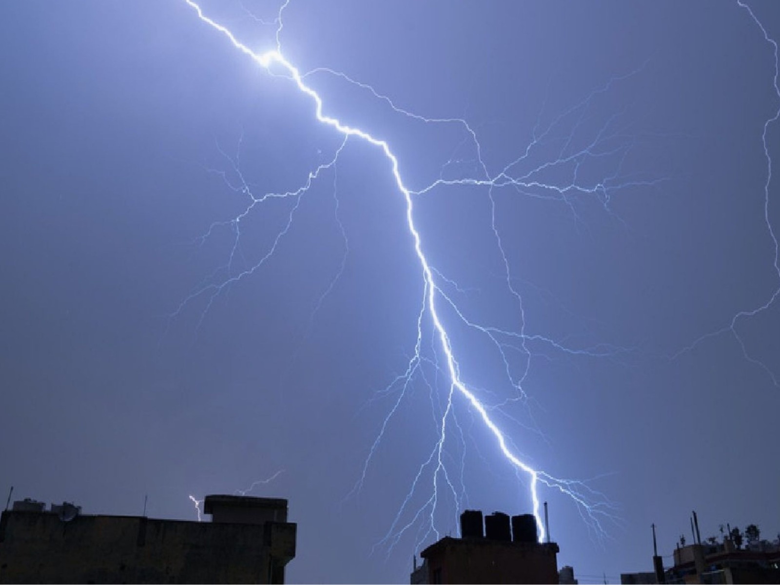 বৃষ্টির ছোঁয়ায় স্বস্তি, তবে বজ্রঝড়ের সতর্কতা জারি