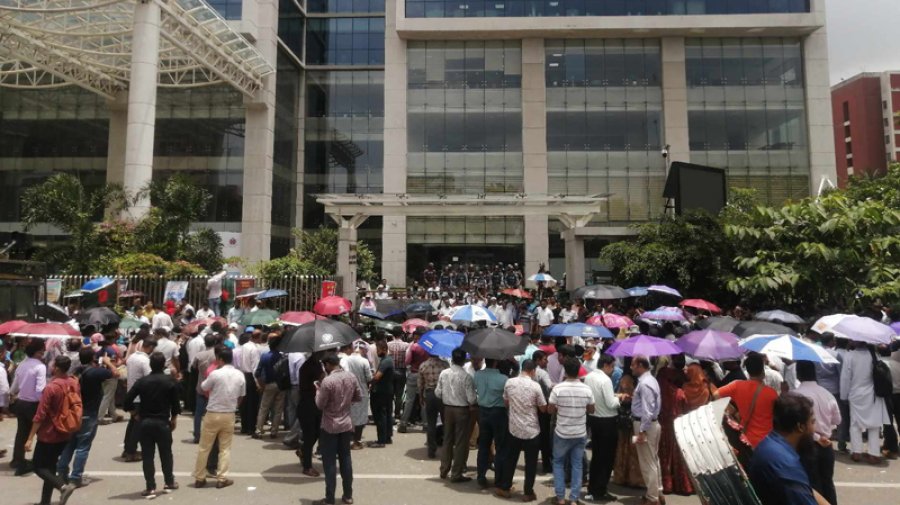 চরম অচলাবস্থায় দেশের বাণিজ্য, প্রতিদিন ক্ষতি ২৫০০ কোটি টাকা