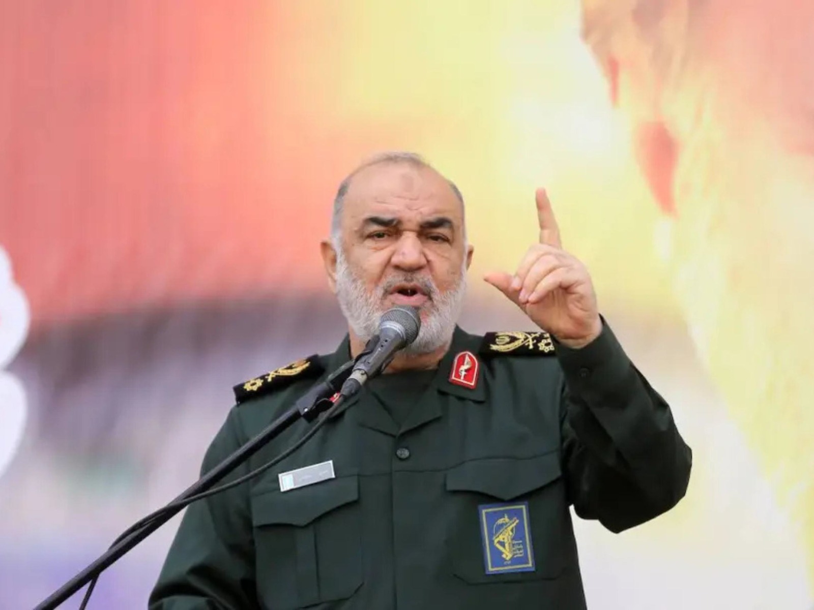 গুজব উড়িয়ে জনতার সামনে হাজির ইরানের শীর্ষ কমান্ডার