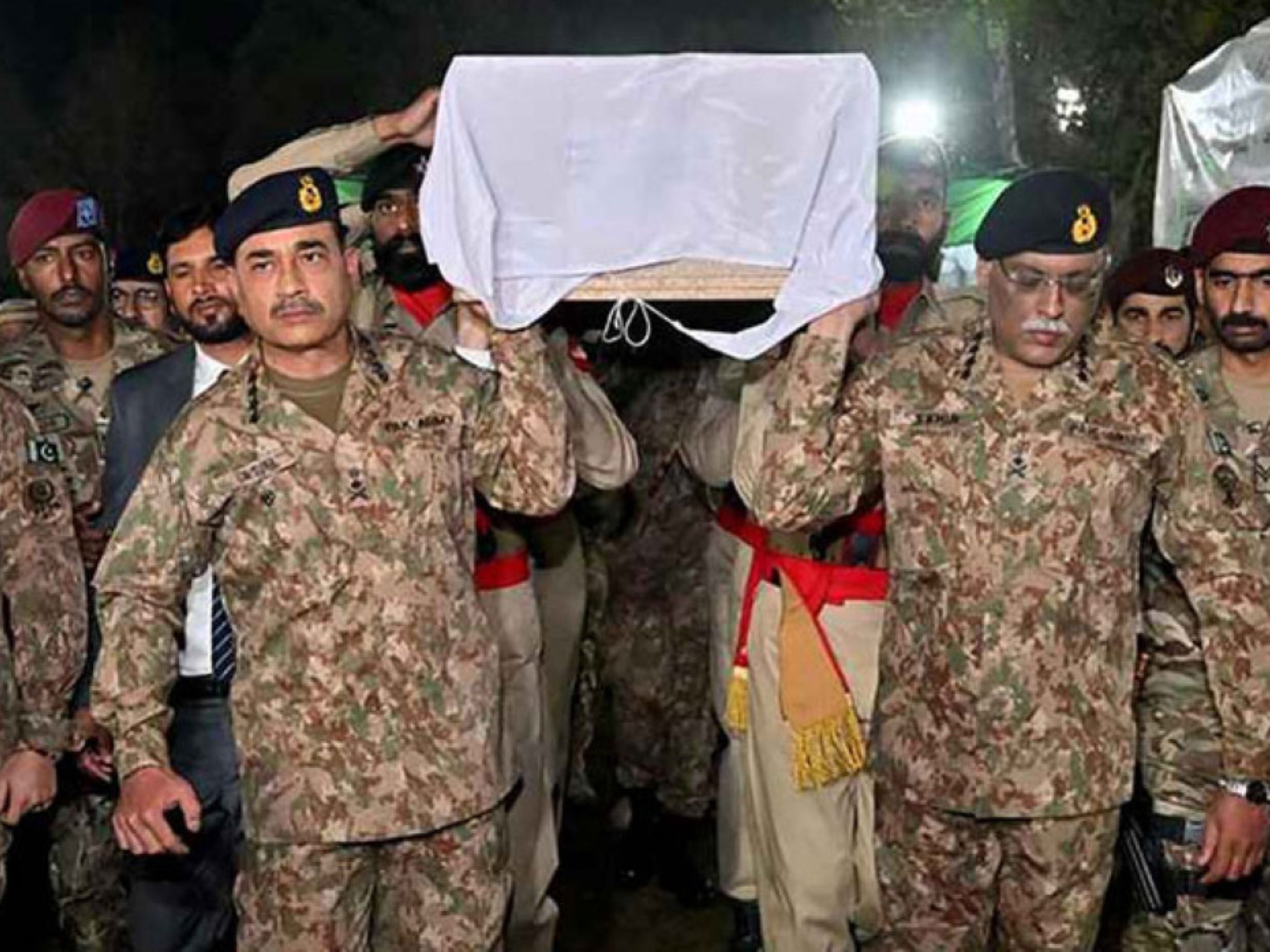 পাকিস্তানে আত্মঘাতী বোমা হামলায় সেনাবাহিনীর ১৩ সদস্য নিহত