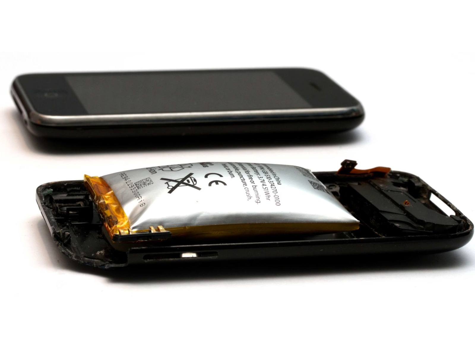 পানি ছাড়াও স্মার্টফোন নষ্ট হওয়ার অজানা কারণগুলো