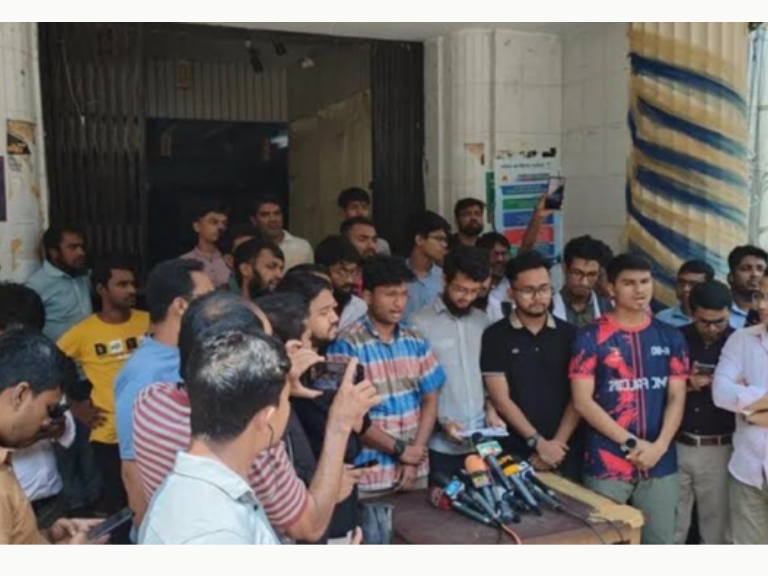ঢামেক শিক্ষার্থীদের হল পরিদর্শনে স্বাস্থ্য উপদেষ্টাকে আল্টিমেটাম