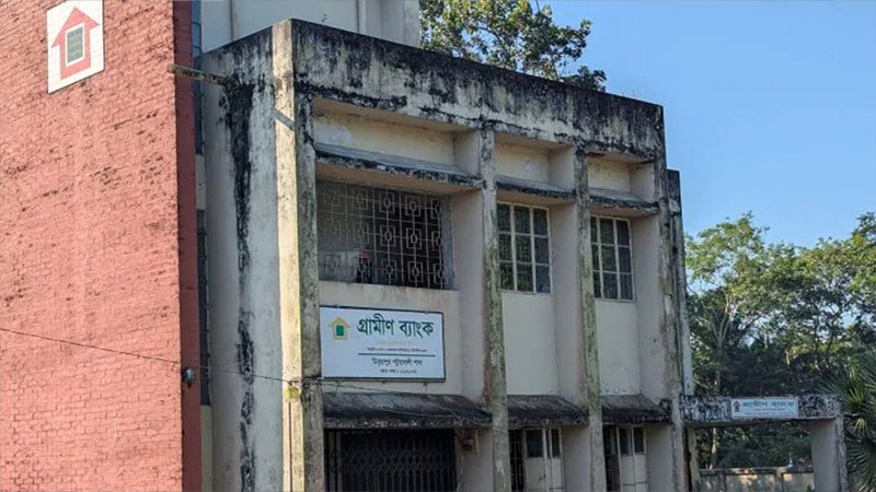 এবার পটুয়াখালীতে গ্রামীণ ব্যাংকে অগ্নিসংযোগের চেষ্টা