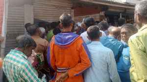 অপেক্ষার শেষ নেই, সার পেতে দীর্ঘ লাইন