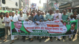 ধানের শীষের পক্ষে জনমত গঠনে নওগাঁয় ধলুর লিফলেট বিতরণ