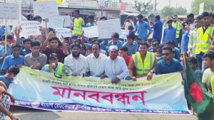 ঠিকাদার ‘লাপাত্তা’, ব্রিজের কাজ শেষ করতে সড়ক অবরোধ