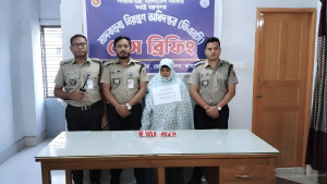 পায়ে ব্যান্ডেজ বেঁধে ইয়াবার চালান নিচ্ছিলেন নারী