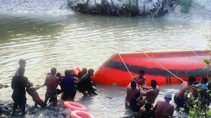 ৫২ যাত্রী নিয়ে নদীতে ডুবল নৌকা