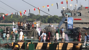 যুদ্ধজাহাজ বানৌজা পদ্মা দেখতে মানুষের ঢল