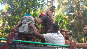 গাছে অচেতন শ্রমিকের প্রাণ বাঁচাল ফায়ার সার্ভিস