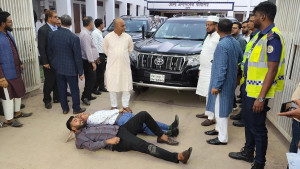 ভোলায় অবরুদ্ধ তিন উপদেষ্টা