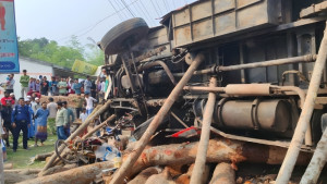 চুয়াডাঙ্গায় সড়কে ঝরল ২ প্রাণ